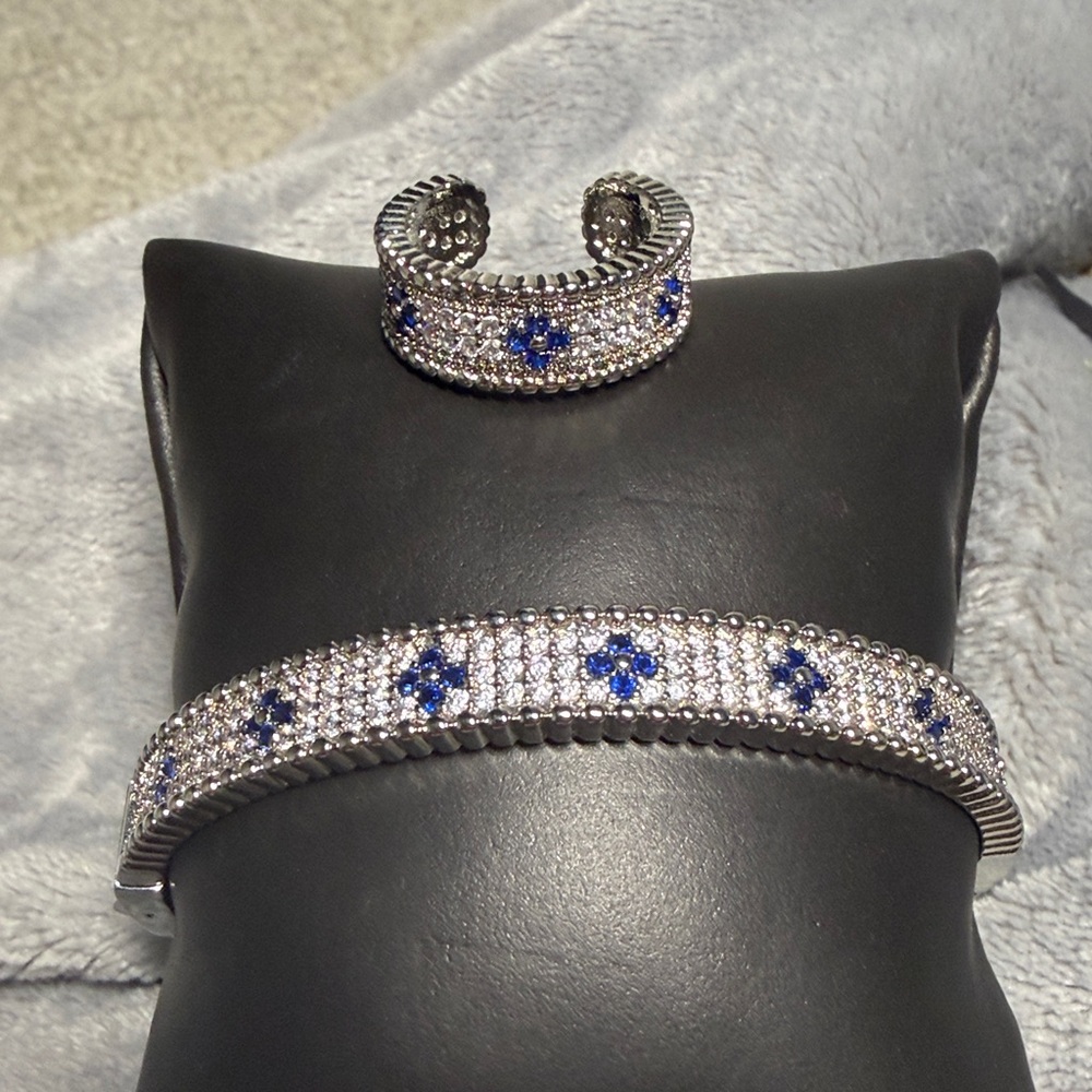 Elegant Silver and Blue Gemstone Clover Set